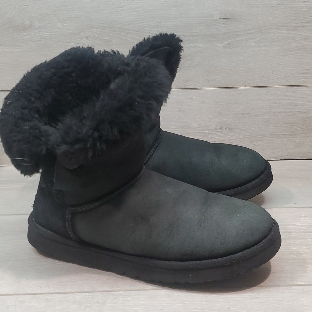 Ugg Australia Women 5803 Button Ankle  Leather Sheepskin Boots shoes sz 10